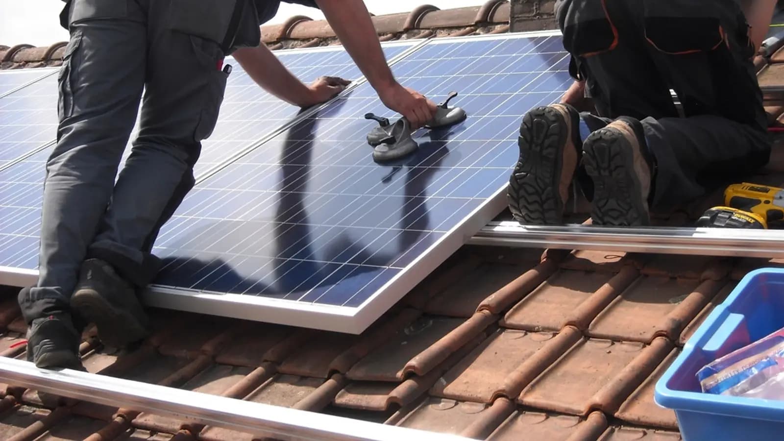 Photo illustrating solar: screening for homeowners before a closer picks up